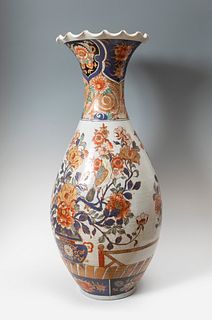 Vase. China, second half of the 20th century. Glazed porcelain. Signed at the base.