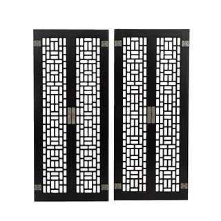 Par de puertas decorativas. SXX. Diseño calado. En madera color negro. Con aplicaciones de metal plateado. 153 x 67 x 4 cm