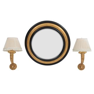 Lote de 3 piezas. SXX. Elaborados en madera laqueada y dorada, y metal dorado. Consta de: Espejo circular y par de arbotantes.