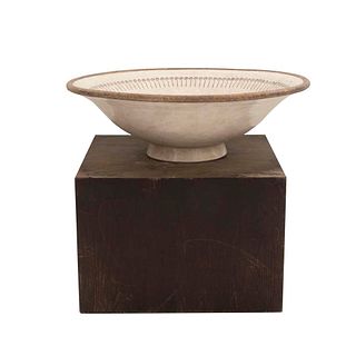 Fuente con pedestal. SXX. Estilo etrusco. Elaborada en cerámica y pedestal de madera. Gran formato. 100 cm diámetro