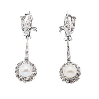 Par de aretes vintage con perlas y diamantes en plata paladio. 2 perlas cultivadas color blanco de 5 mm. 38 diamantes corte 8 x...