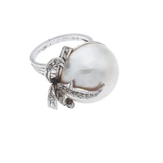 Anillo vintage con media perla y diamantes en plata paladio. 1 media perla cultivada color crema de 17 mm. 10 diamantes corte 8...