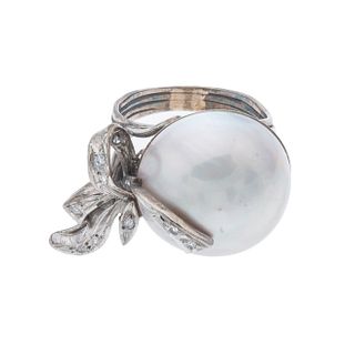 Anillo vintage con media perla y diamantes en plata paladio. 1 media perla cultivada color blanco de 16 mm. 9 diamantes corte 8...