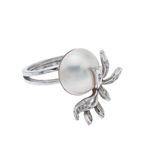 Anillo vintage con media perla y diamantes en plata paladio. 1 media perlas cultivada color blanco de 14 mm. 8 diamantes corte 8...