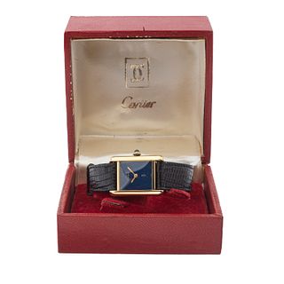 Reloj Must de Cartier. Caja cuadrada en plata .925 dorada. Carátula en color azul. Pulso piel. Estuche original.