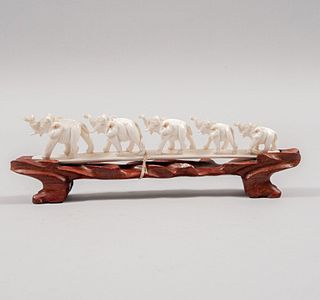 Camino de elefantes. Talla en marfil. Con base de madera. 18 cm de largo. Detalles de conservación.