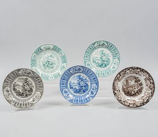 Lote de 5 platos decorativos. Inglaterra. Principios del SXX. Elaborados en porcelana Wedgewood. 21 cm diámetro