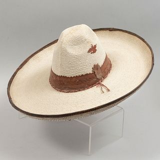 Sombrero de faena. México. Siglo XX. Elaborado en palma tejida. Decorado con toquilla.