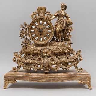 Reloj de mesa. Alemania. SXX. Elaborado en metal dorado. Con base de mármol. Indices romanos, mecanismo de cuerda. 38 cm altura