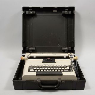 Máquina de escribir. Gran Bretaña. SXX. De la marca Olivetti , modelo Lexikon. Eléctrica. Con portafolio de plástico.