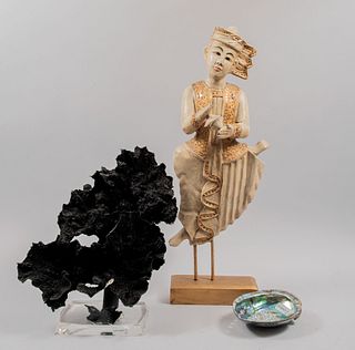 Lote mixto de 3 artículos decorativos. SXX. Consta de: concha, coral negro y talla en madera con representación de deidad asiática.
