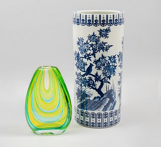 2 floreros. Italia y Japón. SXX. Elaborados en cristal de murano y cerámica vidriada. 27.5 cm y 48.5 cm de altura.