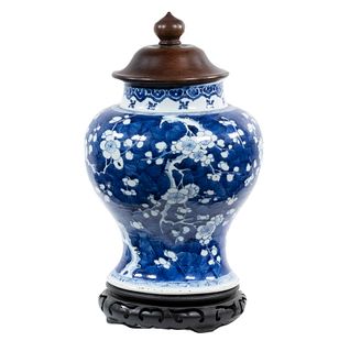 CHINESE QING DYNASTY PORCELAIN GINGER JAR WITH WOODEN LID AND STAND