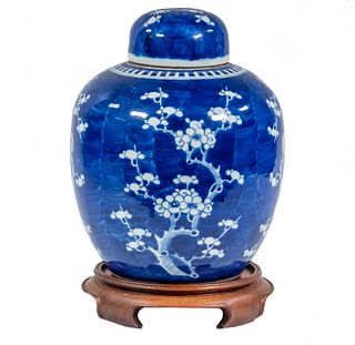 LATE QING CHINESE PORCELAIN GINGER JAR WITH ORIGINAL LID, WOODEN STAND