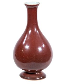 MIDDLE QING CHINESE SMALL PORCELAIN JIHONG RED VASE