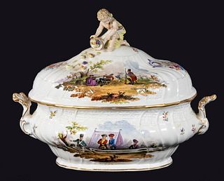 MEISSEN PORCELAIN TUREEN WITH PAINTED MILITARY SCENES