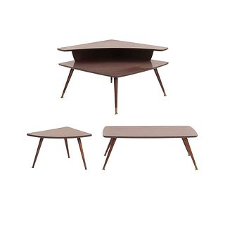Juego de 3 mesas. SXX. Elaboradas en madera. Estilo Art Decó. Consta de: mesa de centro, mesa auxiliar y mesa esquinera.