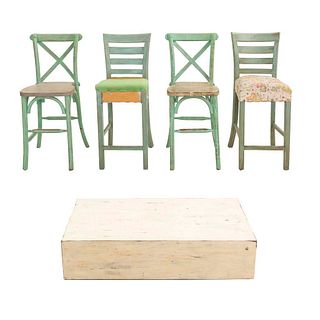 4 periqueras y mesa de centro. SXX. Diferentes diseños. Elaboradas en madera color menta y blanco Periqueras con respaldos semiabiertos