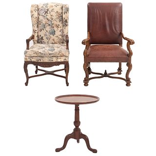 2 sillones y mesa auxiliar. SXX. Elaborados en madera. Un sillón con tapicería de piel color marrón y otro de tela.