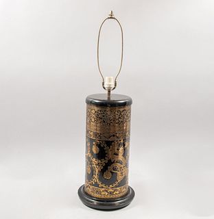 Lámpara de mesa. SXX. Elaborada en cerámica y metal dorado. Fuste cilindrico. Decorada con elementos florales, vegetales.