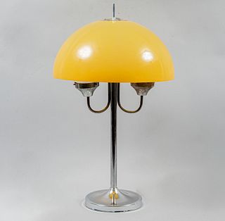 Lámpara de mesa. Años 50 Estructura de metal cromado. Con dos pantallas esféricas de vidrio. Con pantalla acrílica color amarillo.