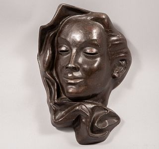 Rostro de dama. Origen europeo, sXX. Estilo art decó Fundición en bronce. 23 cm de alto