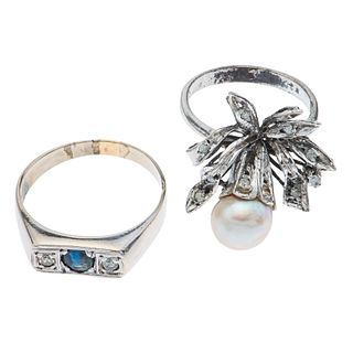 Dos anillos vintage con zafiro, perla y diamantes en plata paladio. 1 perla cultivada color crema de 8 mm. 1 zafiro corte redondo.