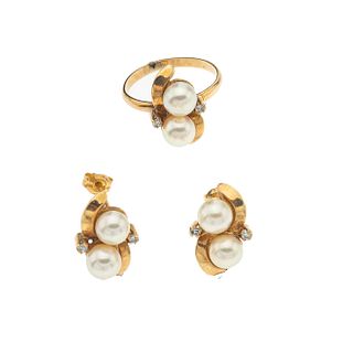Anillo y par de aretes con perlas y diamantes en oro amarillo 14k. 6 perlas cultivadas color crema de 6 mm. 6 diamantes corte 8x8