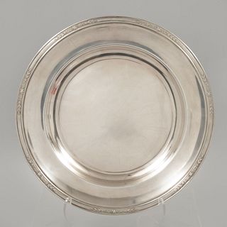 Charola Christofle. Francia. S XX. Diseño circular. Elaborada en metal plateado. Sellada.
