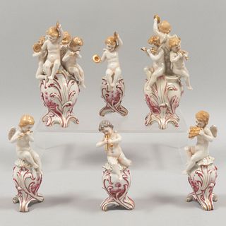 Lote de 6 piezas. Italia, SXX.  Elaboradas en porcelana Capodimonte. Diseño a manera de querubines.  Decorada a manera de ensamble.