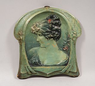 Placa con dama de perfil. Origen europeo. Principios del sXX. Estilo art nouveau. Elaborado en cerámica policromada.