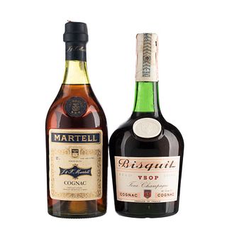 Cognac. a) Martell. Tres estrellas. b) Bisquit. V.S.O.P. Total de piezas: 2.