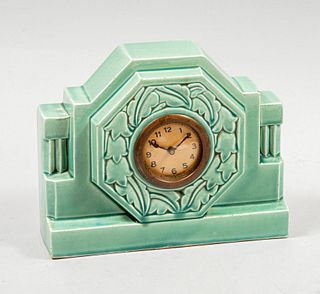Reloj de mesa. Paris, Francia, sXX. Estilo art decó. Elaborado en cerámica vidriada color verde. Marca Saint Clément.