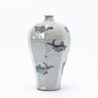 CHINESE GUAN WARE CRACKLE GLAZE VASE WITH FISH