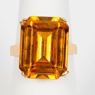 18K YELLOW GOLD & GOLDEN SYNTHETIC SAPPHIRE RING