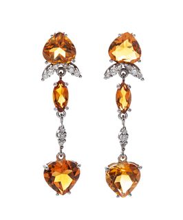 Long earrings in 18kt white gold movement. With oval and heart cut citrines and brilliant cut diamonds, weight ca. 0,25 cts.