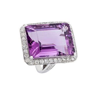 Ring in 18kt white gold with a large amethyst of ca. 30.00 cts. 