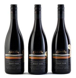 Three Gibbston Valley Central Otago bottles, 2004 vintage.
Gibbston Valley Winery.
Category: red wine Pinot Noir. Queenstown (New Zealand).