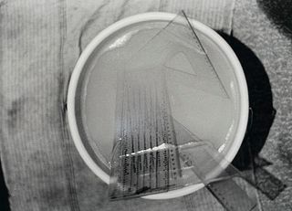 Polke, Sigmar Die Waschung der Lineale. Sieben Photografien. 1972/1999. Mit 7 schwarz-weiß Silbergelatine-Abzüge auf Baryt Papier. Je ca. 26,1 x 36 cm