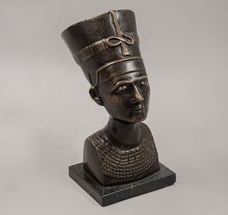 Busto de Nefertiti. SXX. Fundición en bronce patinado con base de marmol. 28 cm de altura.