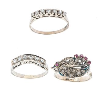 Tres anillos vintage con rubíes y diamantes en plata paladio. Tallas: 7, 7 1/2 Y 8