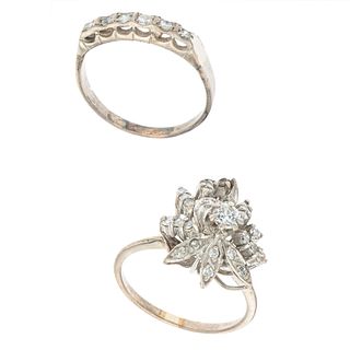 Dos anillos vintage con diamantes en plata paladio. 33 diamantes corte brillante y 8 x 8. Talla: 9. Peso: 5.9 g.