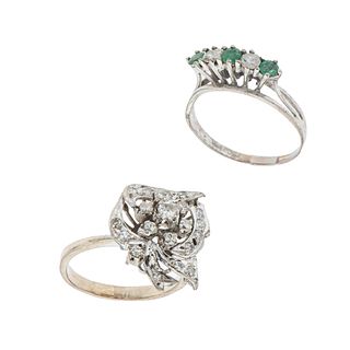 Dos anillos vintage con esmeraldas y diamantes en plata paladio. 3 esmeraldas corte redondo. 20 diamantes corte 8 x 8.