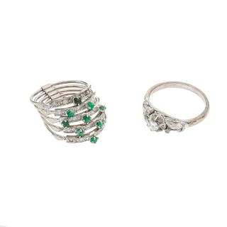 Dos anillos vintage con esmeraldas y diamantes en plata paladio. 9 esmeraldas corte redondo.
