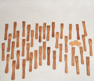 Lote de 40 tenedores de servicio. SXX. Elaborados en madera torneada y pulida. Del restaurante Winston Churchill.