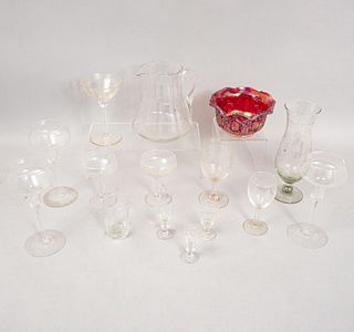 Lote de 15 piezas. SXX. En cristal, vidrio y cristal de pepita. Consta de: jarra, vaso huracán, vaso de trago corto, otros.