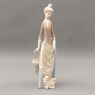 Dama con perro. España. Ca. 1970 Elaborada en porcelana Lladró. Acabado brillante. 36 cm altura