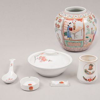 Lote mixto de 6 piezas del contexto de la Revolución Cultural. China, SXX. Elaborados en porcelana acabado brillante.