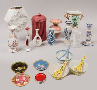 Lote de 24 piezas. Diferentes orígenes y diseños. SXX. Elaborados en porcelana, talavera, cerámica, metal, cloissoné y cristal Overlay.
