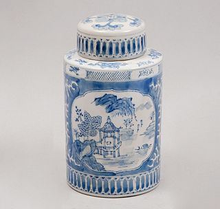 Tibor. China, S XX. Elaborado en cerámica acabado brillante. Decorado con motivos vegetales, florales, aves y paisaje.